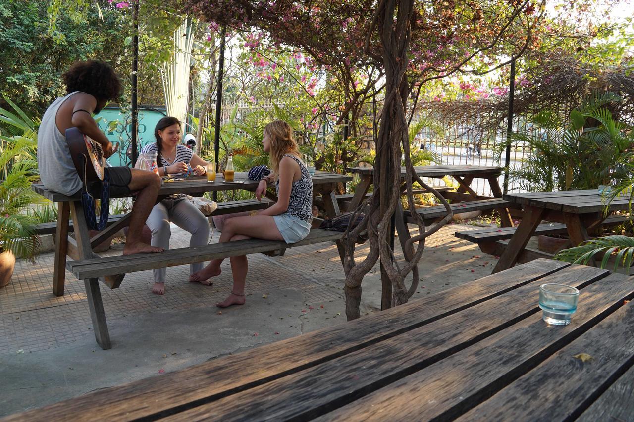 Here Be Dragons Hostel Battambang Luaran gambar