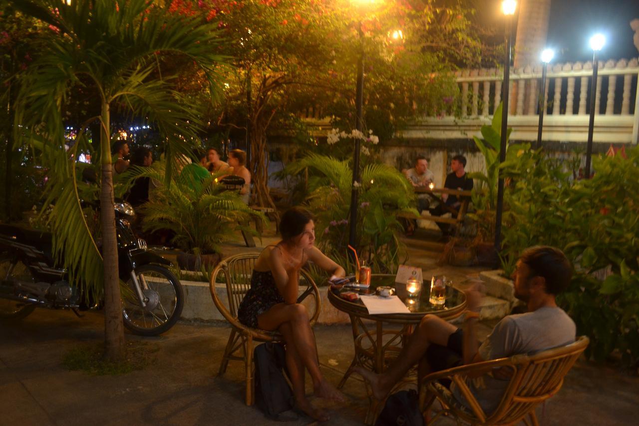 Here Be Dragons Hostel Battambang Luaran gambar