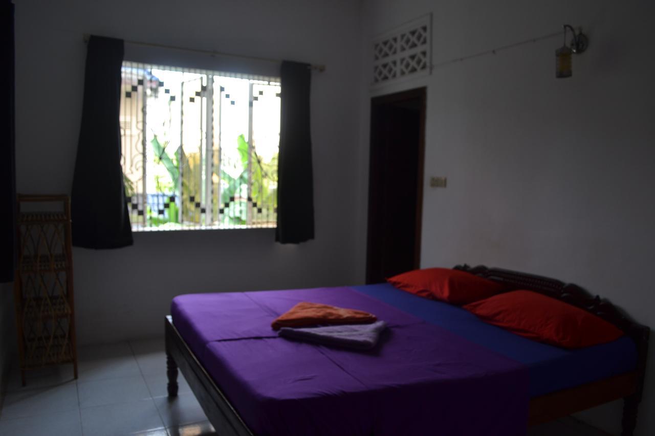 Here Be Dragons Hostel Battambang Luaran gambar