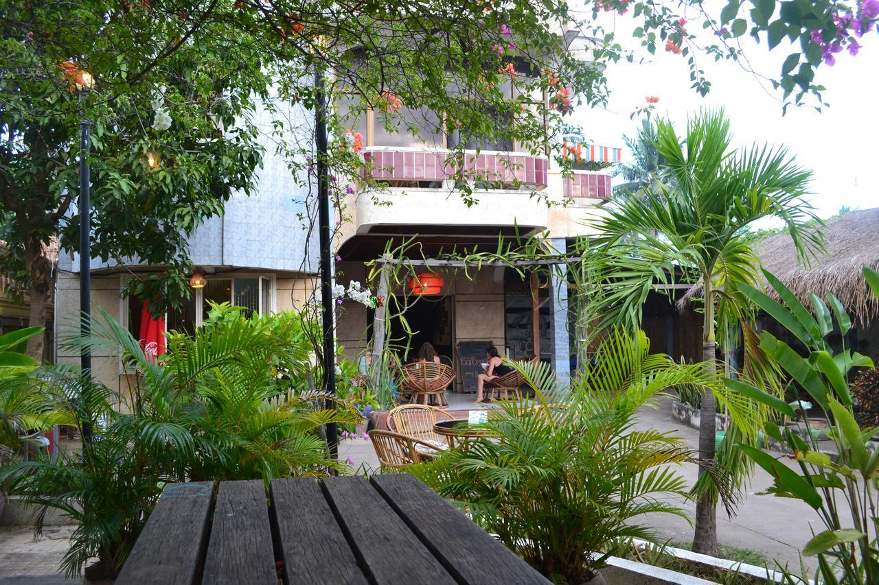 Here Be Dragons Hostel Battambang Luaran gambar